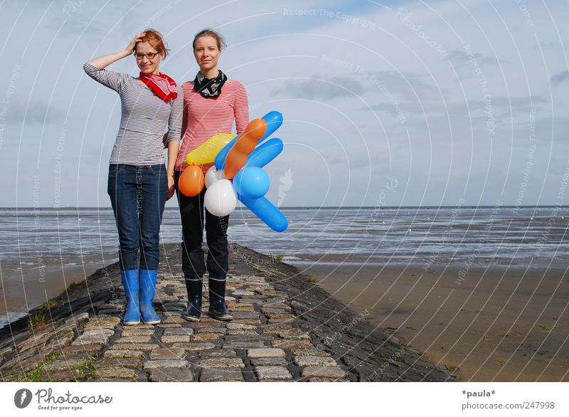 Selbstauslöser Junge Frau Jugendliche 2 Mensch 18-30 Jahre Erwachsene Natur Landschaft Erde Himmel Schönes Wetter Nordsee Wattenmeer T-Shirt Jeanshose Halstuch