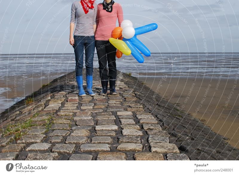 mit ohne Junge Frau Jugendliche 2 Mensch 18-30 Jahre Erwachsene Natur Landschaft Erde Himmel Schönes Wetter Nordsee Wattenmeer T-Shirt Jeanshose Halstuch