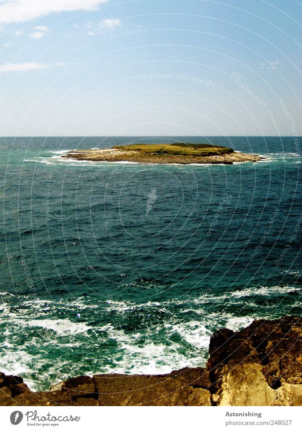 Insel Umwelt Natur Landschaft Pflanze Erde Sand Wasser Himmel Wolken Sonnenlicht Sommer Wetter Schönes Wetter Gras Sträucher Felsen Wellen Küste Meer blau weiß