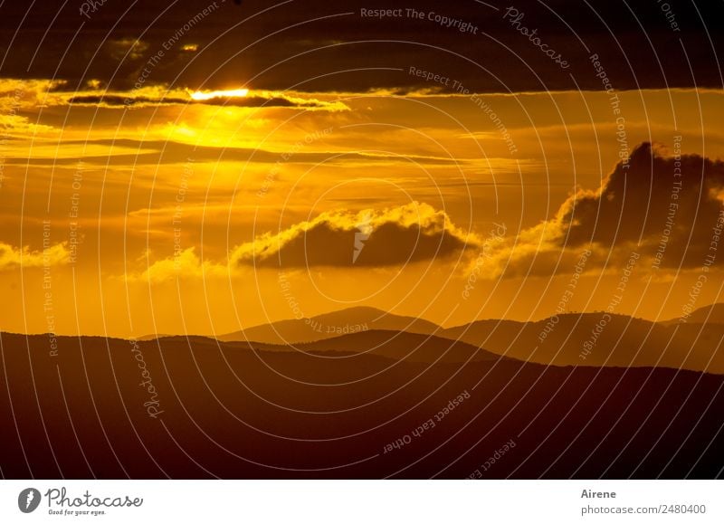 astronomische Refraktion mit Streuung kleiner Partikel Himmel Wolken Sonnenaufgang Sonnenuntergang Schönes Wetter Hügel Berge u. Gebirge natürlich positiv gold