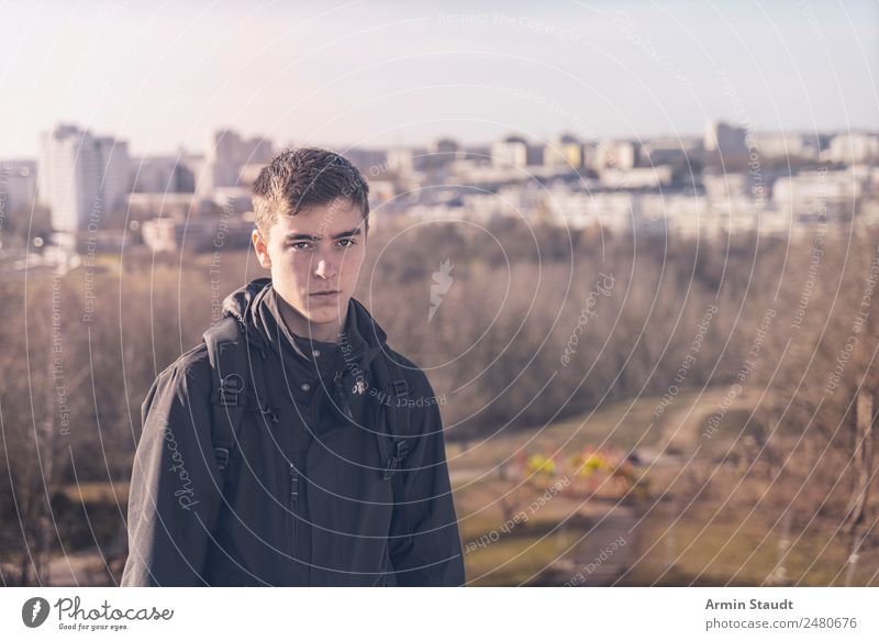 Porträt im Herbst Lifestyle Ausflug wandern Mensch maskulin Junger Mann Jugendliche 1 13-18 Jahre Umwelt Natur Landschaft Winter Park Hügel Berlin Stadt Haus