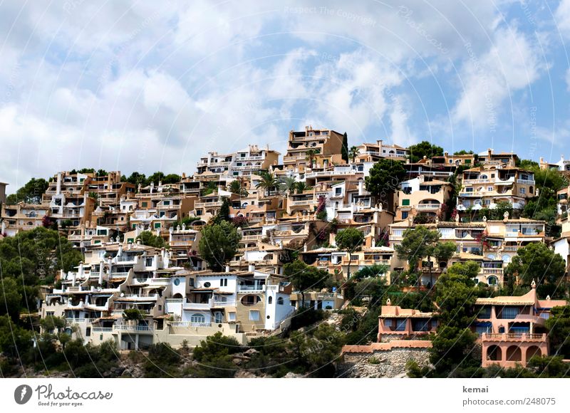 Bebaut Himmel Wolken Schönes Wetter Küste Meer Insel Mallorca Kleinstadt Stadt Stadtrand Skyline bevölkert Haus Gebäude Mauer Wand Fassade Balkon Terrasse viele