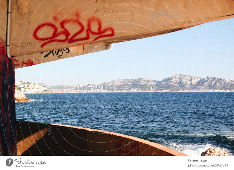 Unterführung mit Panorama Stadt Hafenstadt Stadtrand Mauer Wand Treppe Stimmung Marseille Graffiti Corniche Mittelmeer Küste Berge u. Gebirge Bergkette Strand