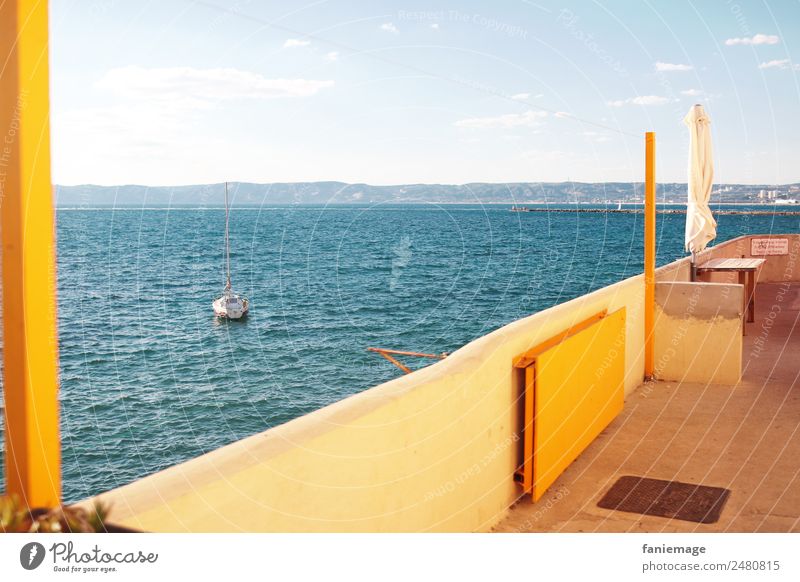 happy Malmousque Natur Landschaft Sommer Schönes Wetter heiß hell trendy Corniche Aussicht Balkon Terrasse Meer Sonnenschirm Wärme Wasserfahrzeug Segelboot