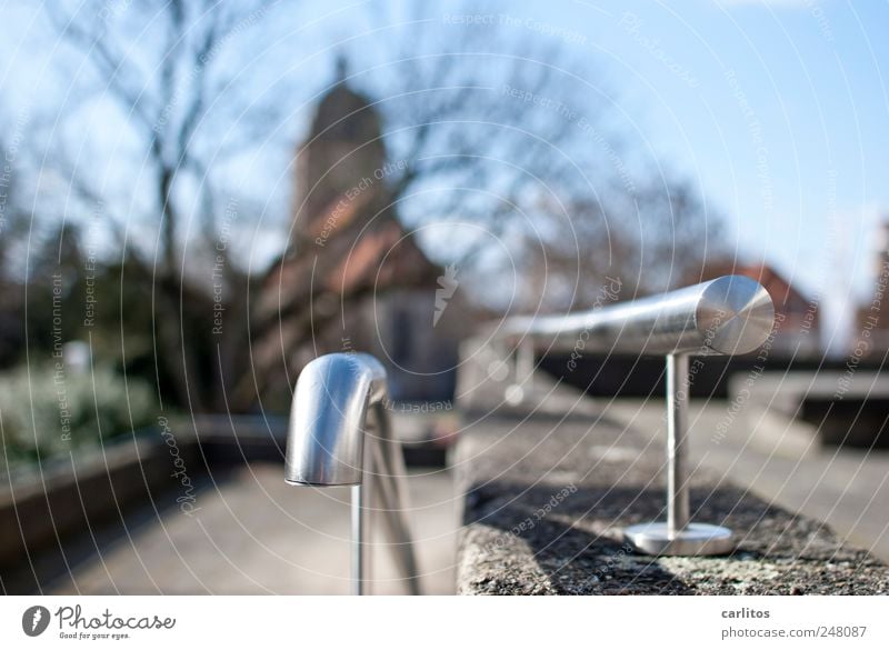 Handlauf Himmel Sonnenlicht Schönes Wetter Baum Kirche kalt Geländer Treppengeländer Edelstahl Beton Mauer Unschärfe gekrümmt glänzend Poliert kahl Ast