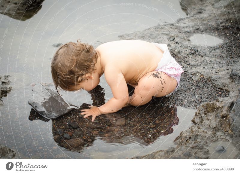 Baby spielt mit ihrem Spiegelbild am Strand. Lifestyle schön Spielen Kinderspiel Ferien & Urlaub & Reisen Sommer Meer Mensch Mädchen 1 0-12 Monate Sand