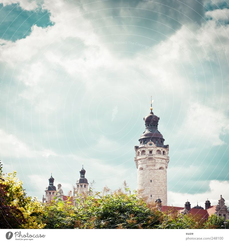 Schlösschen Sightseeing Kultur Umwelt Himmel Wolken Klima Schönes Wetter Baum Sträucher Rathaus Turm Architektur Wahrzeichen historisch grün Leipzig Sachsen