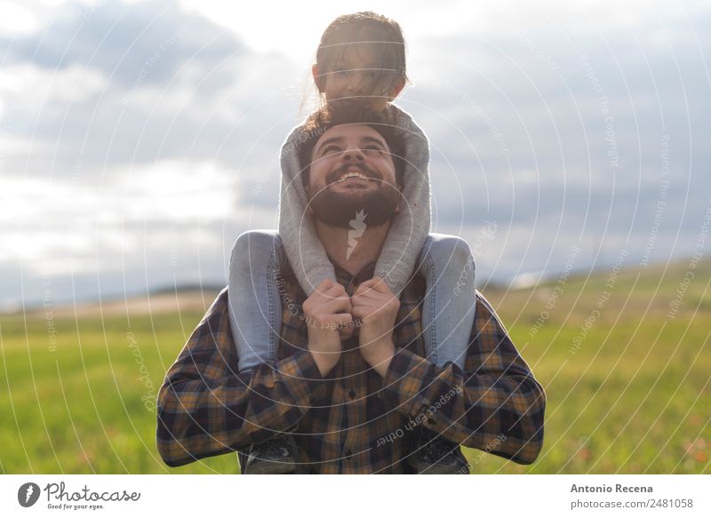 Vater und Tochter Spielen Kind Mann Erwachsene Eltern Familie & Verwandtschaft Kindheit 2 Mensch 3-8 Jahre 30-45 Jahre Blume Wiese Umarmen Arabien Sohn Hipster