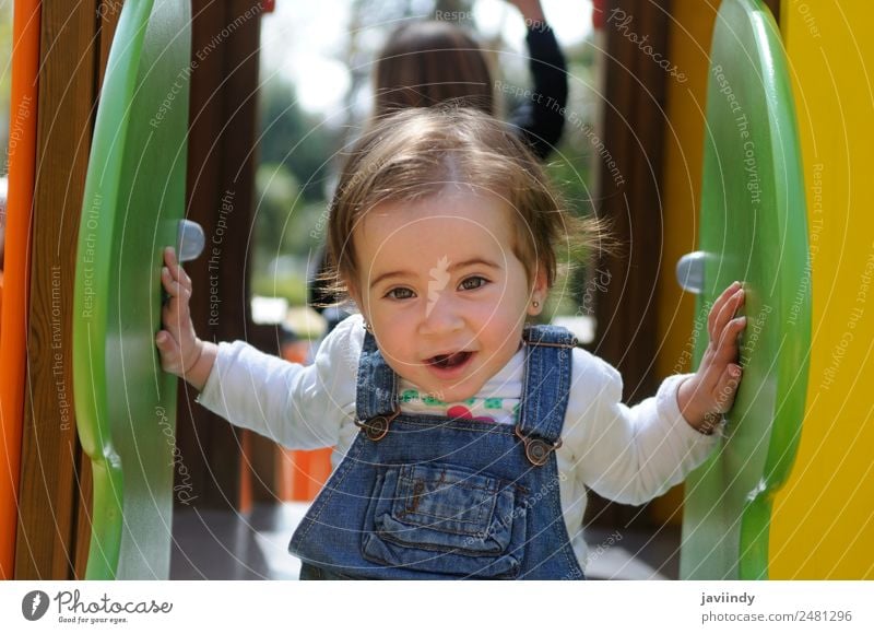 Glückliches kleines Mädchen, das auf einem städtischen Spielplatz spielt. Lifestyle Freude schön Freizeit & Hobby Spielen Sommer Klettern Bergsteigen Kind