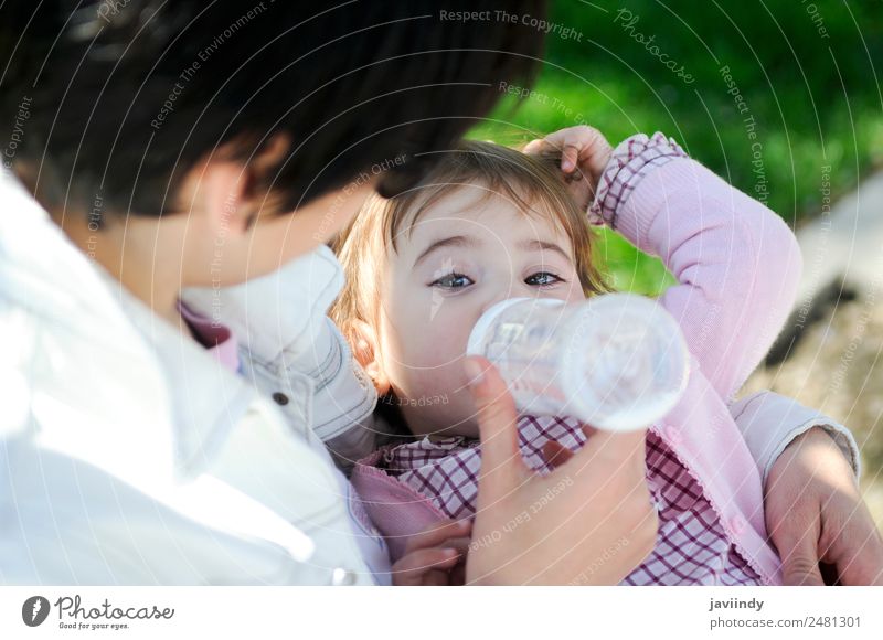 Baby Mädchen trinkt Milch aus der Babyflasche Ernährung Essen trinken Flasche schön Kind Mensch feminin Kleinkind Junge Frau Erwachsene Eltern Mutter