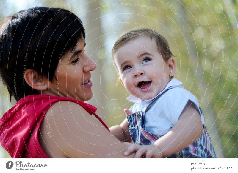 Mutter und Tochter im Wald schön Freizeit & Hobby Kind feminin Baby Erwachsene Kindheit 2 Mensch 0-12 Monate 30-45 Jahre Natur Landschaft Herbst Baum Blatt Park