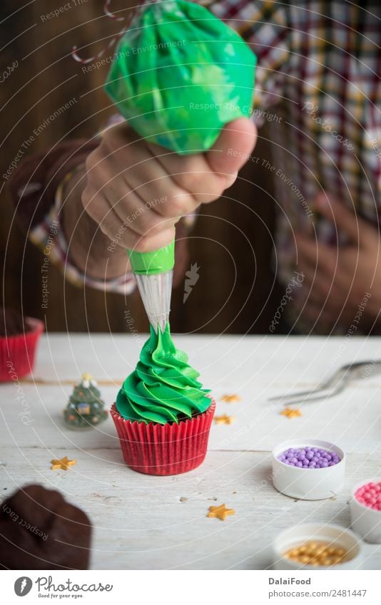 Herstellung von Muffins für die Weihnachtszeit Dessert Winter Dekoration & Verzierung Feste & Feiern Weihnachten & Advent Baum Holz lecker neu grün rot weiß