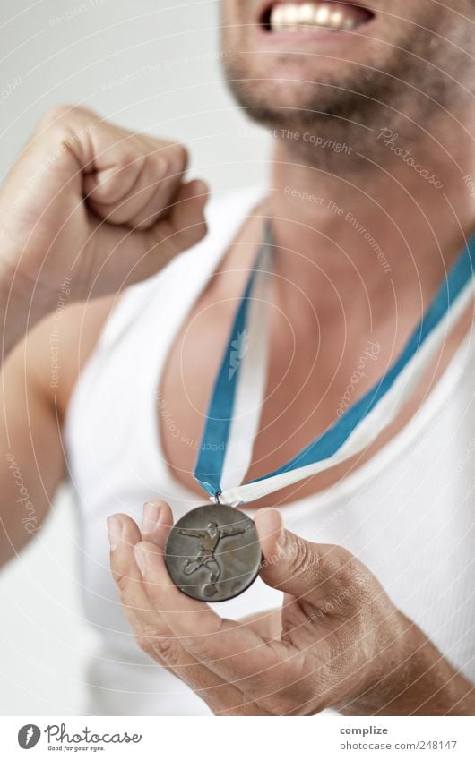 Stolz Freude Gesundheit Leben Sport Ballsport Sportler Sportveranstaltung Preisverleihung Pokal Erfolg Fußball Fußballplatz Mann Erwachsene Körper Brust Hand