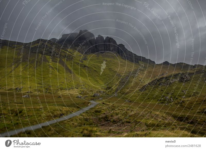 Old Man of Storr auf der Isle of Skye in Schottland Landschaft Gras Grünpflanze Wiese natürlich schön grün Leben Endzeitstimmung Erfahrung Natur Umwelt