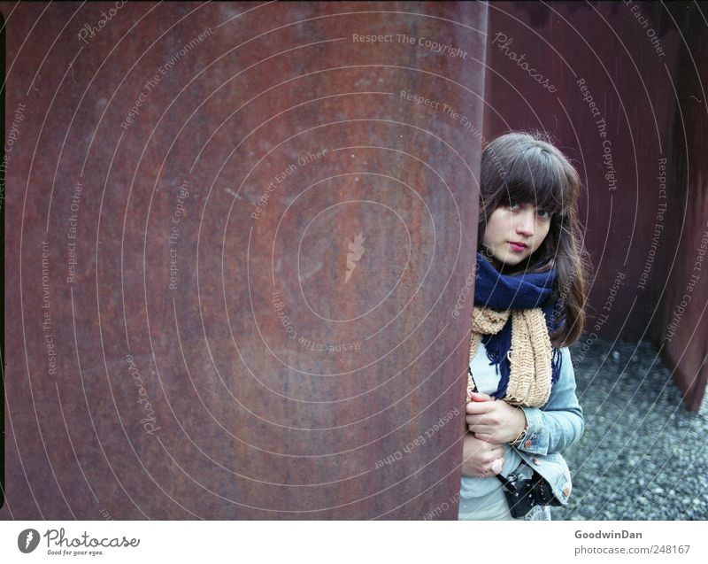 sonst wo. Mensch feminin Junge Frau Jugendliche Erwachsene 1 Kunstwerk Rost Fotokamera Schal Pony Kieselsteine Lächeln stehen warten Freundlichkeit Fröhlichkeit