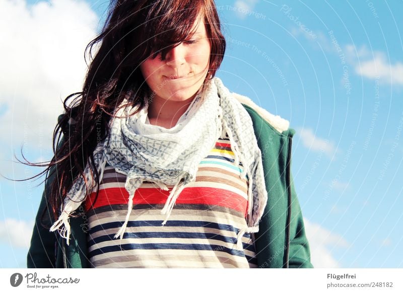 Sommerfeeling feminin Junge Frau Jugendliche 1 Mensch genießen Streifen Schal Haare & Frisuren wehen Wolken Himmel Lächeln Denken Glück Momentaufnahme