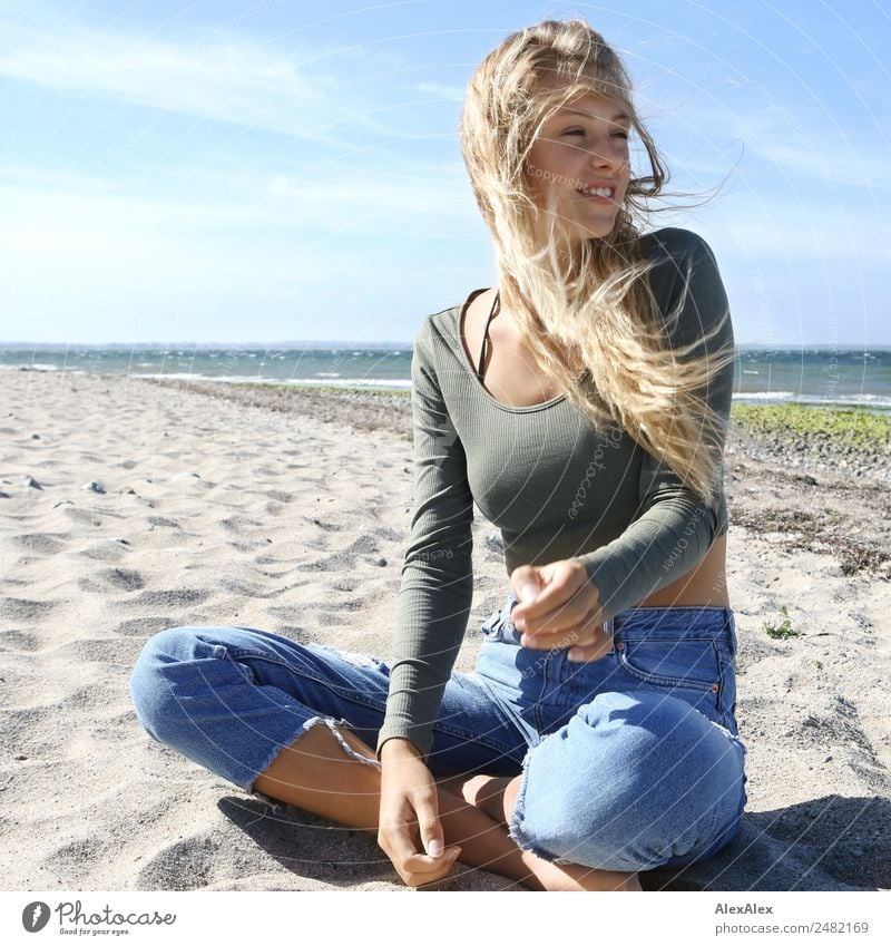 Junge, schlanke, blonde Frau am Ostseestrand Lifestyle Freude schön Wohlgefühl Erholung Sommer Sommerurlaub Sonne Sonnenbad Strand Junge Frau Jugendliche