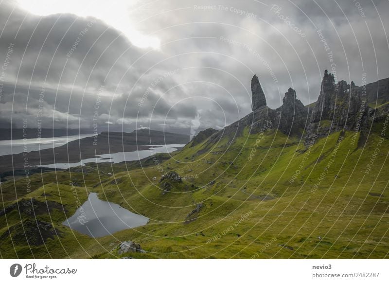 Old Man of Storr auf der Isle of Skye in Schottland Landschaft Sommer Herbst Gras Hügel Felsen Berge u. Gebirge grün Grasland Insel des Nebels Felswand See