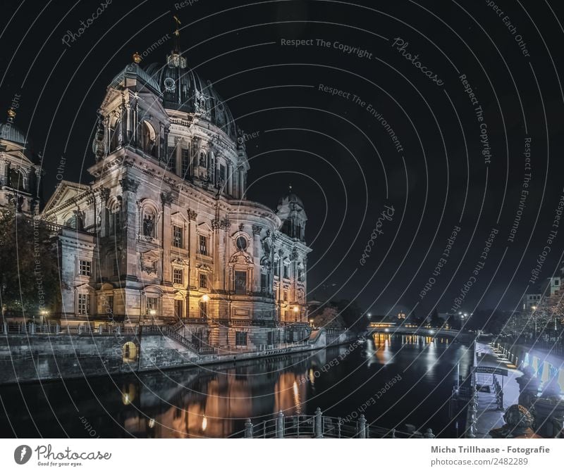 Regnerische Nacht am Berliner Dom Landschaft Regen Stadt Deutschland Hauptstadt Stadtzentrum Menschenleer Haus Bauwerk Architektur Mauer Wand Fassade Fenster