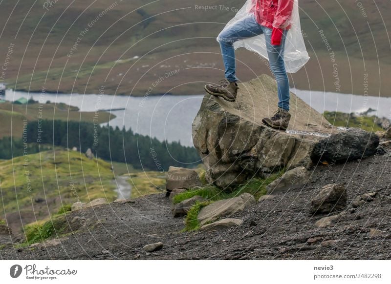 Wanderin steht auf einem Felsen am Old Man of Storr Lifestyle Gesundheit Leben Ferien & Urlaub & Reisen Tourismus Ausflug Abenteuer Ferne Sightseeing