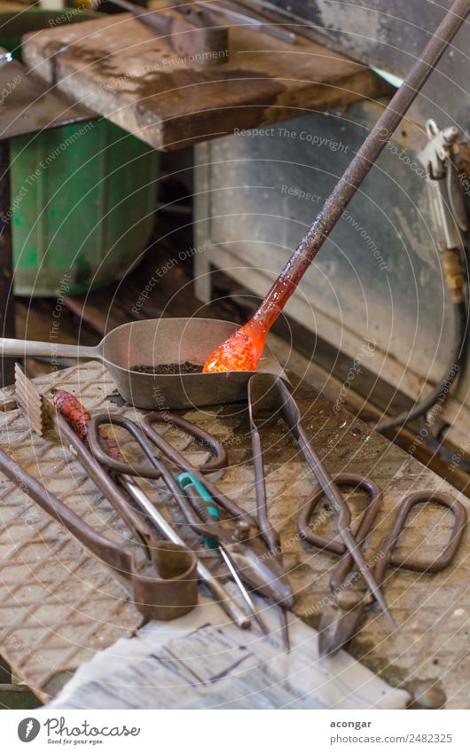 Glaskünstler in seiner Werkstatt. Dekoration & Verzierung Arbeit & Erwerbstätigkeit Handwerk Business Werkzeug Kunst Schmuck machen heiß gelb Tradition Aktion