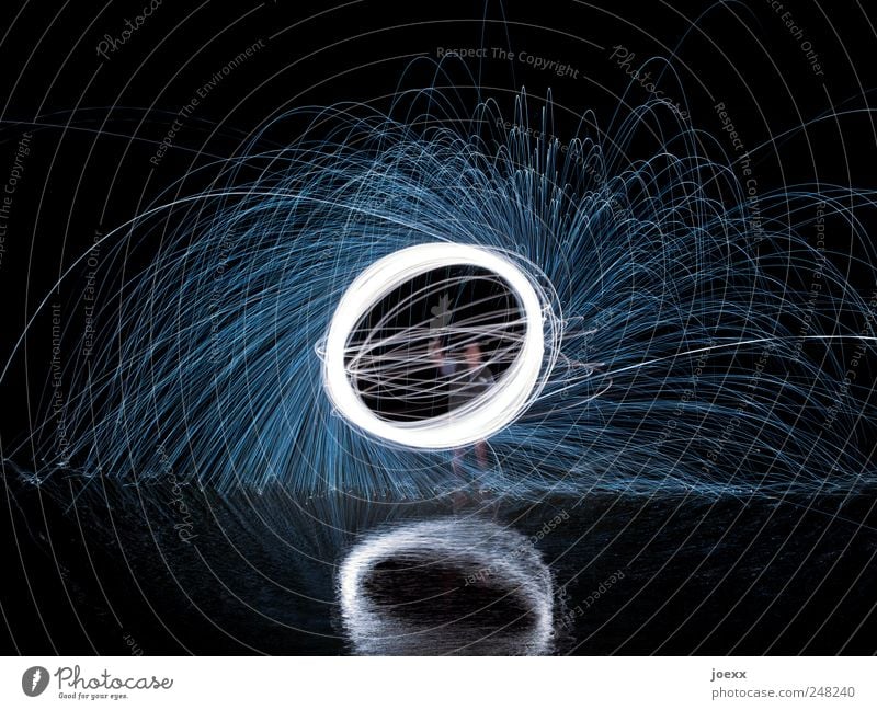 Deine Energie Wasser drehen glänzend hell rund blau schwarz weiß Funkenflug Farbfoto Außenaufnahme Experiment Nacht Licht Kontrast Reflexion & Spiegelung