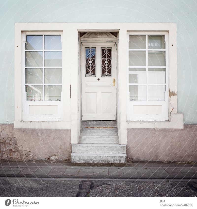 schmucke Haus Bauwerk Gebäude Architektur Mauer Wand Treppe Fassade Fenster Tür Straße Wege & Pfade Farbfoto Außenaufnahme Menschenleer Textfreiraum oben Tag