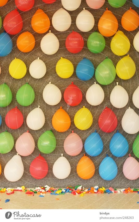 viele bunte Luftballons in einer Wurfbude auf der Kirmes Freude Kinderspiel Feste & Feiern Jahrmarkt hängen Kindheit Schausteller Buden u. Stände Originalität