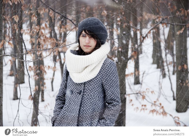 bald. feminin Junge Frau Jugendliche 1 Mensch 18-30 Jahre Erwachsene Winter schlechtes Wetter Baum Wald Mode Mantel Wintermantel Schal Mütze stehen kalt schön