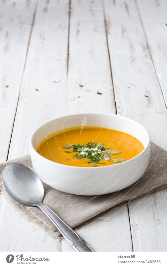 Kürbissuppe in weißer Schale auf weißem Holztisch Lebensmittel Gesunde Ernährung Foodfotografie Speise Gemüse Suppe Eintopf Bioprodukte Vegetarische Ernährung