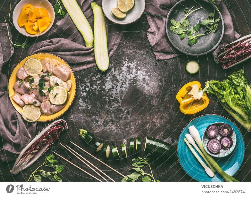 Hähnchen mit Gemüse zubereiten Lebensmittel Fleisch Kräuter & Gewürze Öl Ernährung Mittagessen Abendessen Bioprodukte Diät Geschirr Teller Schalen & Schüsseln