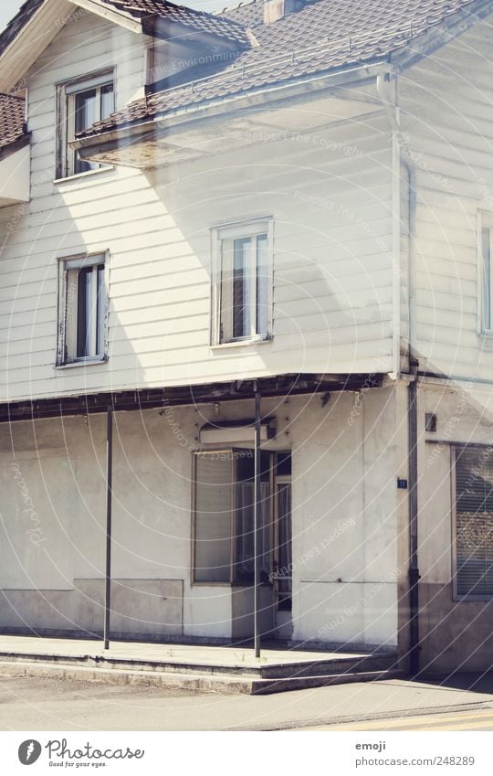 Shop Menschenleer Haus Einfamilienhaus Bankgebäude Industrieanlage Fabrik Gebäude Mauer Wand Fassade Fenster Tür grau Ladengeschäft Unbewohnt Farbfoto