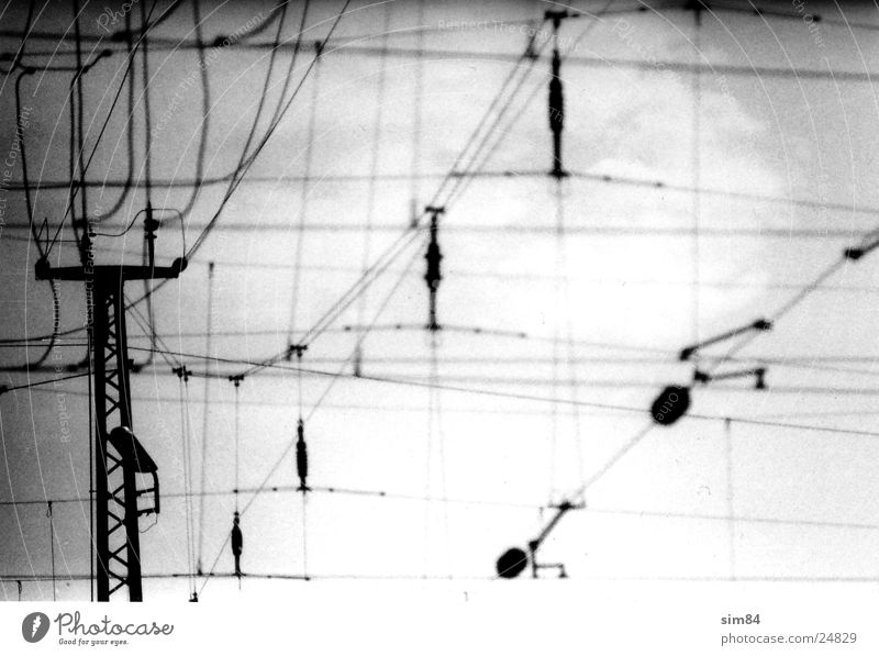 lines Oberleitung Leitung Elektrizität Eisenbahn Lampe Industrie Strommast Schwarzweißfoto