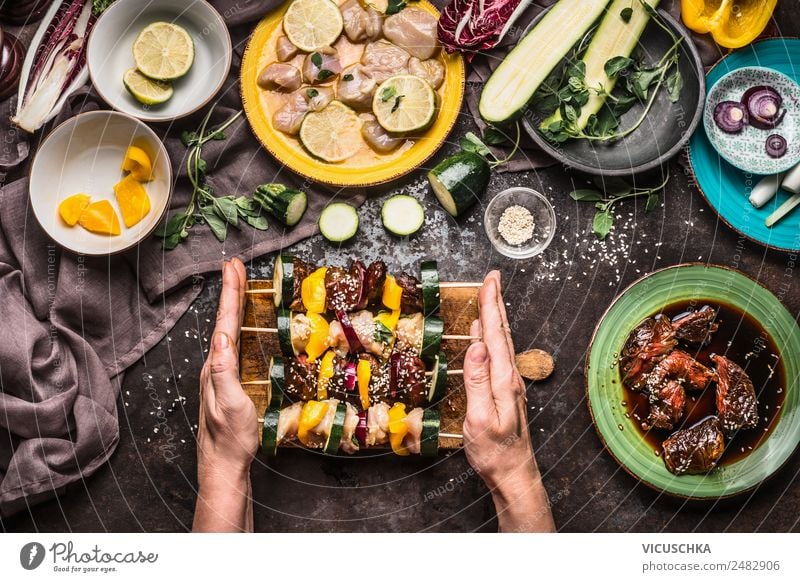 Fleischspieße für Grillen zubereiten Lebensmittel Gemüse Ernährung Mittagessen Picknick Bioprodukte Geschirr Teller Schalen & Schüsseln Stil Design