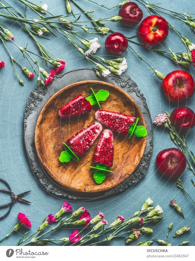 Hausgemachte Eis am Stiel in Holzteller Lebensmittel Frucht Speiseeis Ernährung Bioprodukte Saft Geschirr Stil Design Gesunde Ernährung Sommer Häusliches Leben