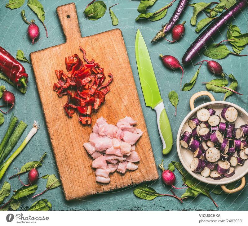 Hähnchen Fleisch und Fleisch mit geschnittenes Gemüse Lebensmittel Ernährung Mittagessen Abendessen Bioprodukte Diät Topf Messer Stil Design Gesundheit