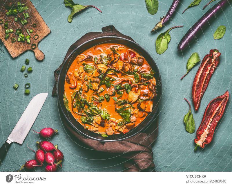 Gemüse und Hähnchen Low Carb Eintopf Lebensmittel Fleisch Suppe Ernährung Mittagessen Abendessen Bioprodukte Geschirr Topf Pfanne Stil Design Gesunde Ernährung