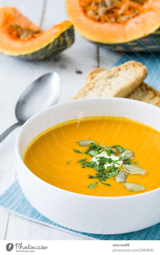 Kürbissuppe Gemüse Brot Suppe Eintopf Ernährung Mittagessen Abendessen Vegetarische Ernährung Diät Schalen & Schüsseln Löffel Erntedankfest gut orange Samen