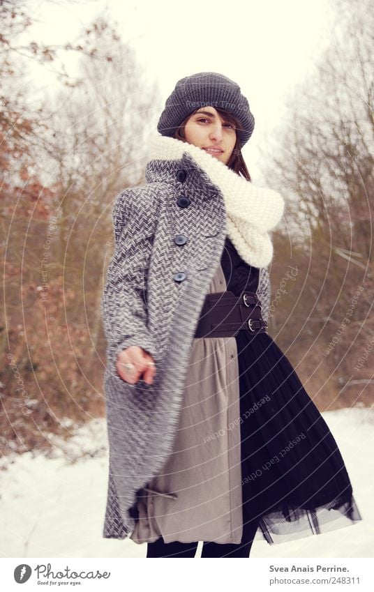 kreisel. feminin Junge Frau Jugendliche 1 Mensch 18-30 Jahre Erwachsene Winter schlechtes Wetter Baum Mode Mantel Kleid Mütze drehen dünn selbstbewußt Coolness