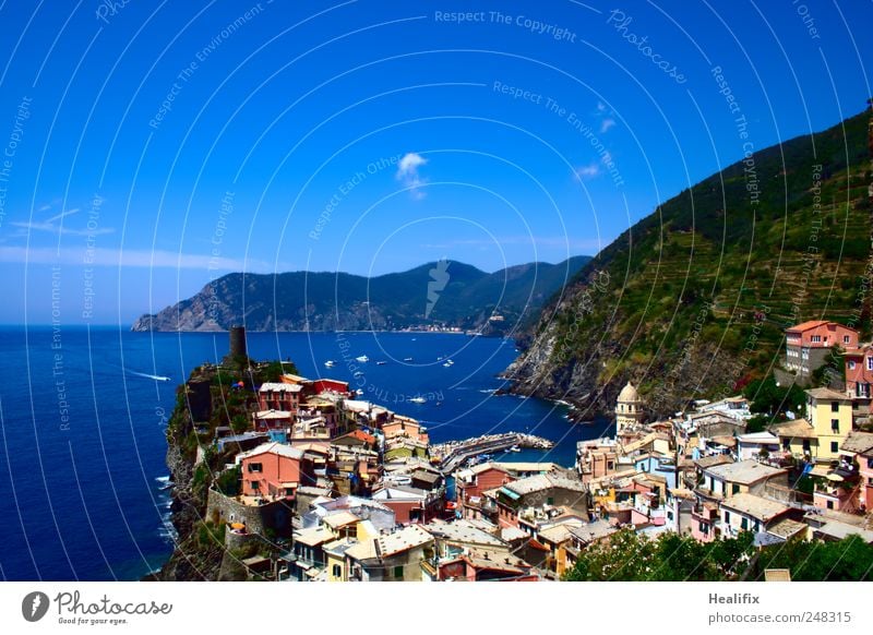 Vernazza I Ferien & Urlaub & Reisen Tourismus Sommerurlaub Meer Wellen wandern Segeln tauchen Landschaft Himmel Wolken Schönes Wetter Berge u. Gebirge Küste