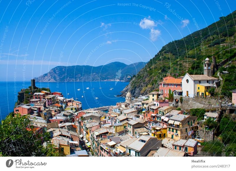 Vernazza III Ferien & Urlaub & Reisen Tourismus Sommerurlaub Meer Landschaft Himmel Wolken Schönes Wetter Hügel Berge u. Gebirge Küste Mittelmeer Italien Dorf