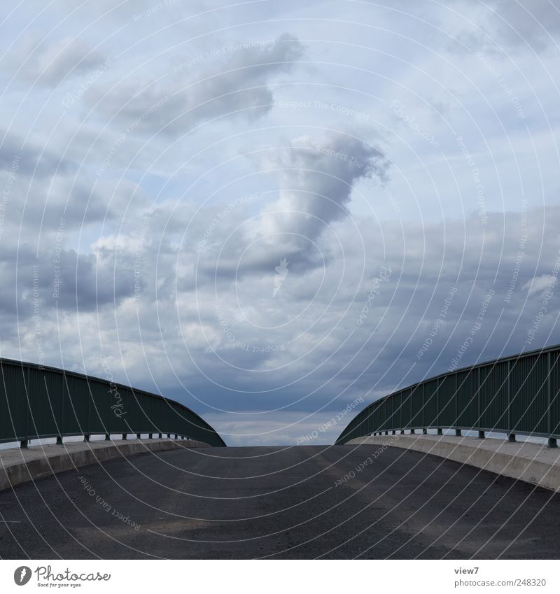 himmelwärts Umwelt Natur Landschaft Himmel Wolken Gewitterwolken Klima schlechtes Wetter Brücke Bauwerk Stein Beton Metall authentisch dunkel einfach elegant