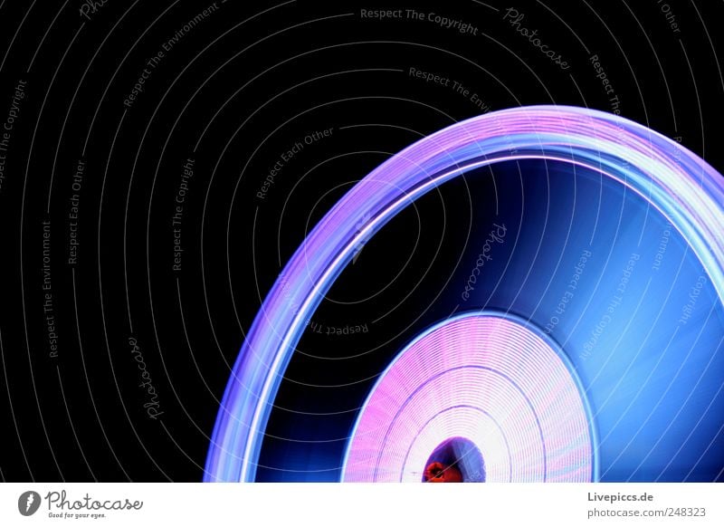 Rummelrad Stahl blau violett rosa Riesenrad Farbfoto Außenaufnahme Nacht Licht Froschperspektive Blick nach oben