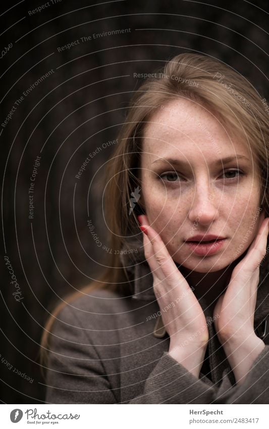 ... Mensch feminin Junge Frau Jugendliche Erwachsene Gesicht Lippen Hand 1 18-30 Jahre außergewöhnlich schön natürlich Erotik Blick in die Kamera Nagellack