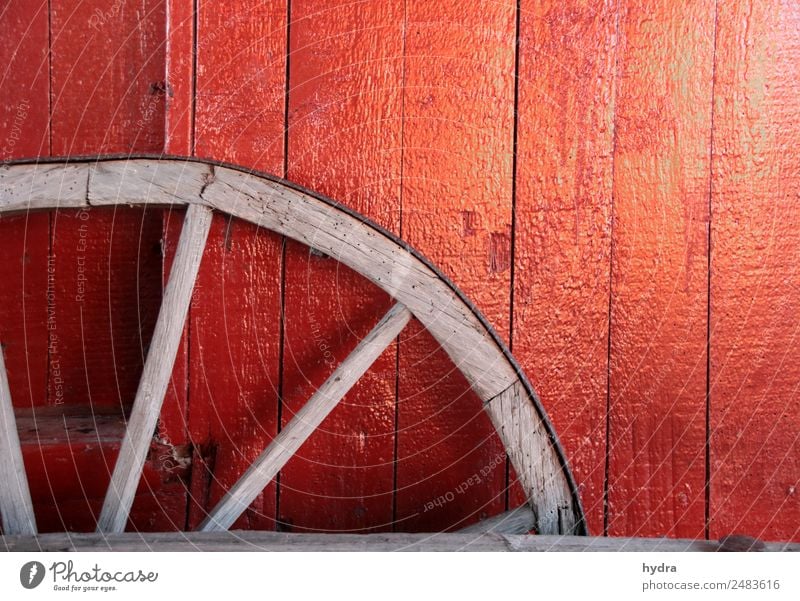 Altes Wagenrad vor roter Holzwand in Schuppen Landwirtschaft Forstwirtschaft Dorf Fischerdorf Hütte Mauer Wand kutschieren Pferdekutsche Rad Wagenräder Linie