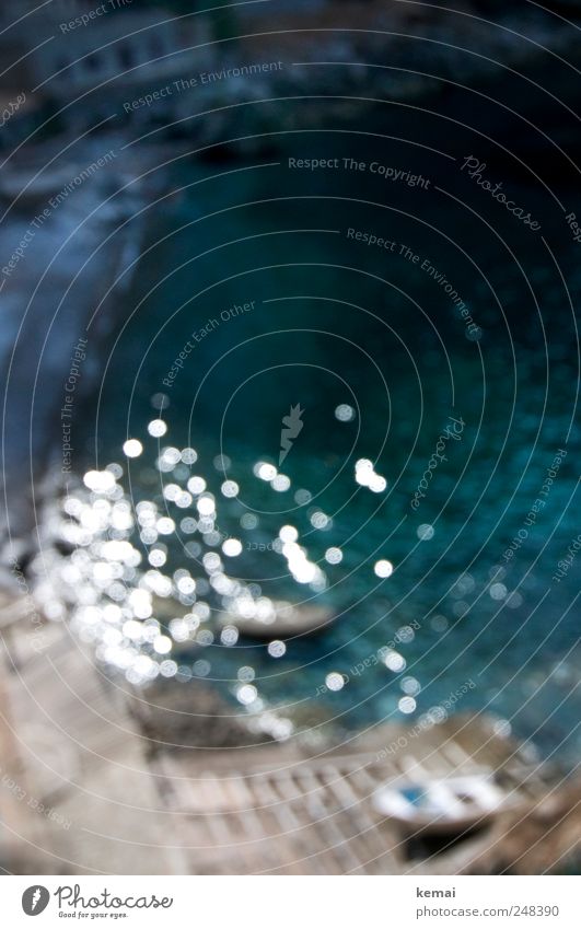 Bucht Wasser Küste Meer Schifffahrt Fischerboot Ruderboot Hafen dunkel hell nass blau türkis glänzend Wasseroberfläche Abendsonne Einsamkeit Farbfoto