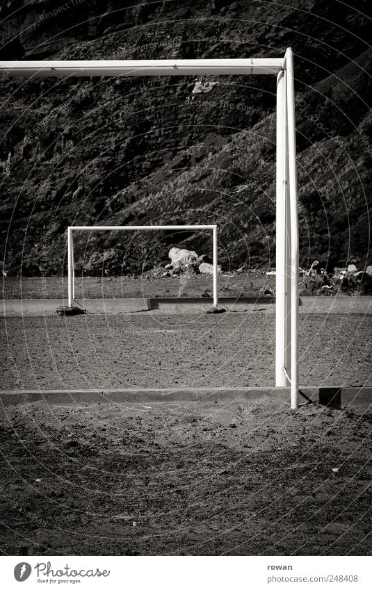 Tore Sport Ballsport Fußball Sportstätten Fußballplatz Erde Sand Hügel Felsen Berge u. Gebirge Konkurrenz Spielen leer Schwarzweißfoto Außenaufnahme