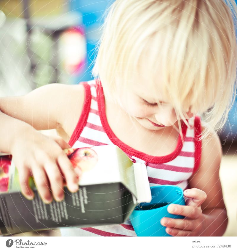 Lecker Saft Getränk trinken Erfrischungsgetränk Becher Freizeit & Hobby Mensch Kind Kleinkind Kindheit Kopf Arme Hand 1 3-8 Jahre Hemd blond Streifen festhalten