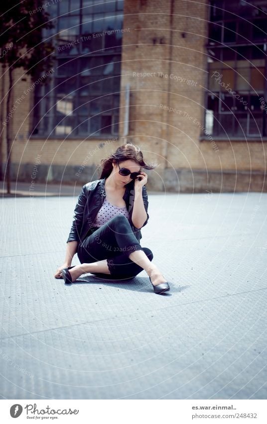 rocks. feminin 1 Mensch 18-30 Jahre Jugendliche Erwachsene sitzen schön Denken Farbfoto