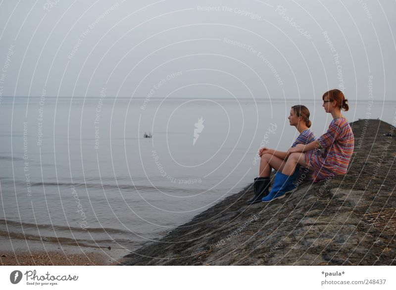 100.augenblicke feminin Junge Frau Jugendliche 2 Mensch 18-30 Jahre Erwachsene Natur Landschaft Erde Wasser Himmel Nordsee Meer Nachthemd Gummistiefel